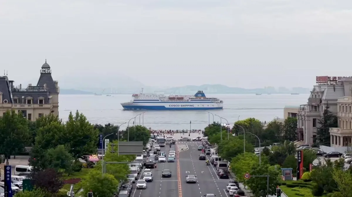 What message does Third Senior Officials' Meeting in Dalian send?