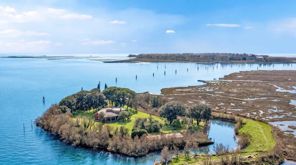 La isla napoleónica en la laguna de Venecia que se vende sin precio público y con acceso solo por agua