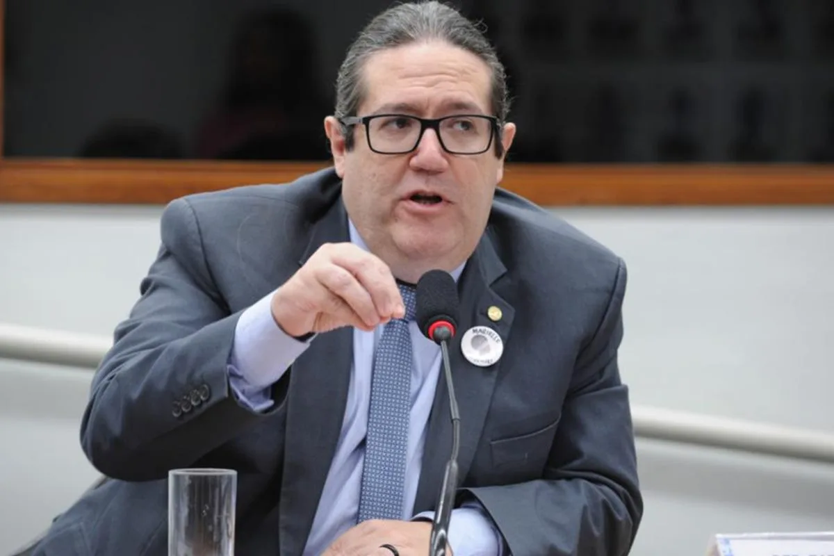 PSol cobra Motta após Câmara vetar termo “ditadura militar” em livro