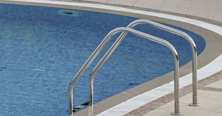 Menina de 4 anos morre afogada em piscina particular