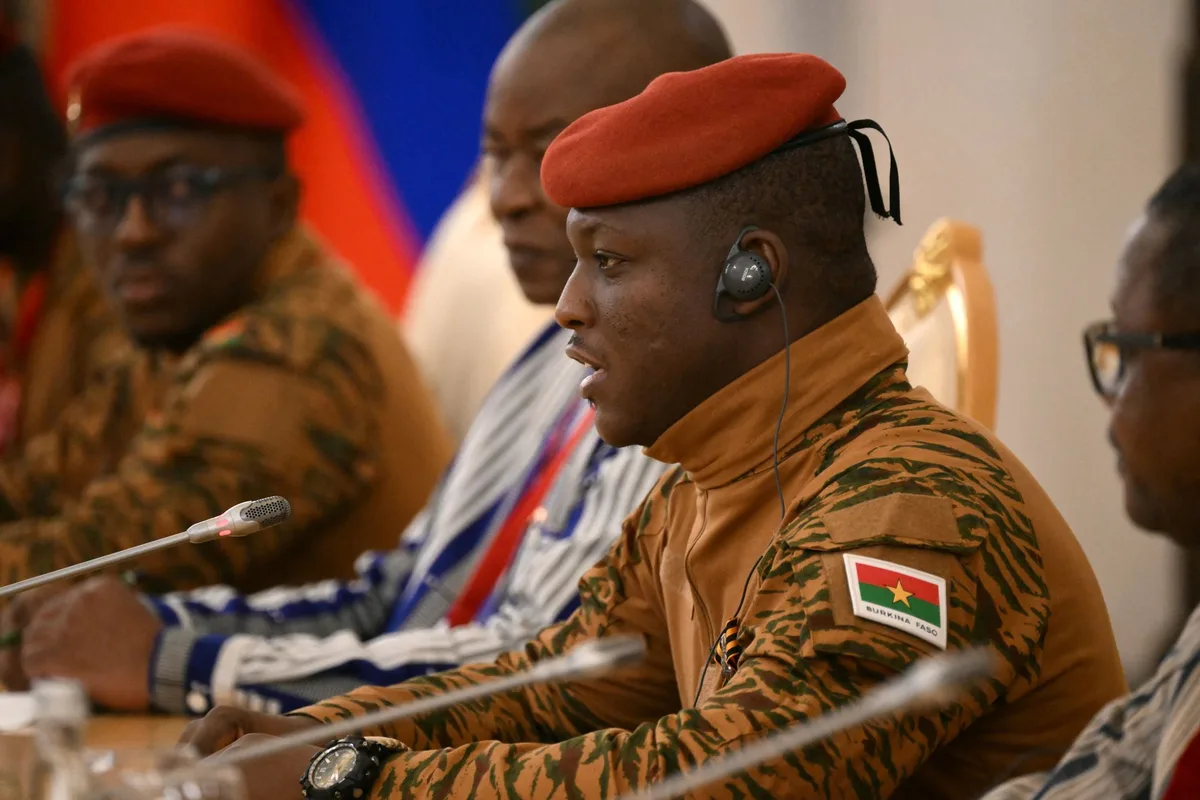 Au Burkina Faso, la mise au pas des journalistes se poursuit par une « immersion patriotique »