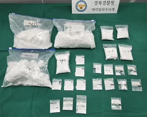 전통의상에 필로폰 숨겨 밀반입…외국인 일당 52명 검거