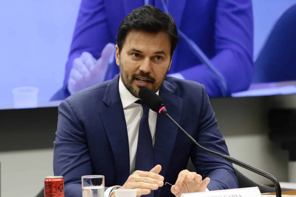 Fábio Faria processa sites e personalidades por relatos e memes sobre festa de Vorcaro no Madame