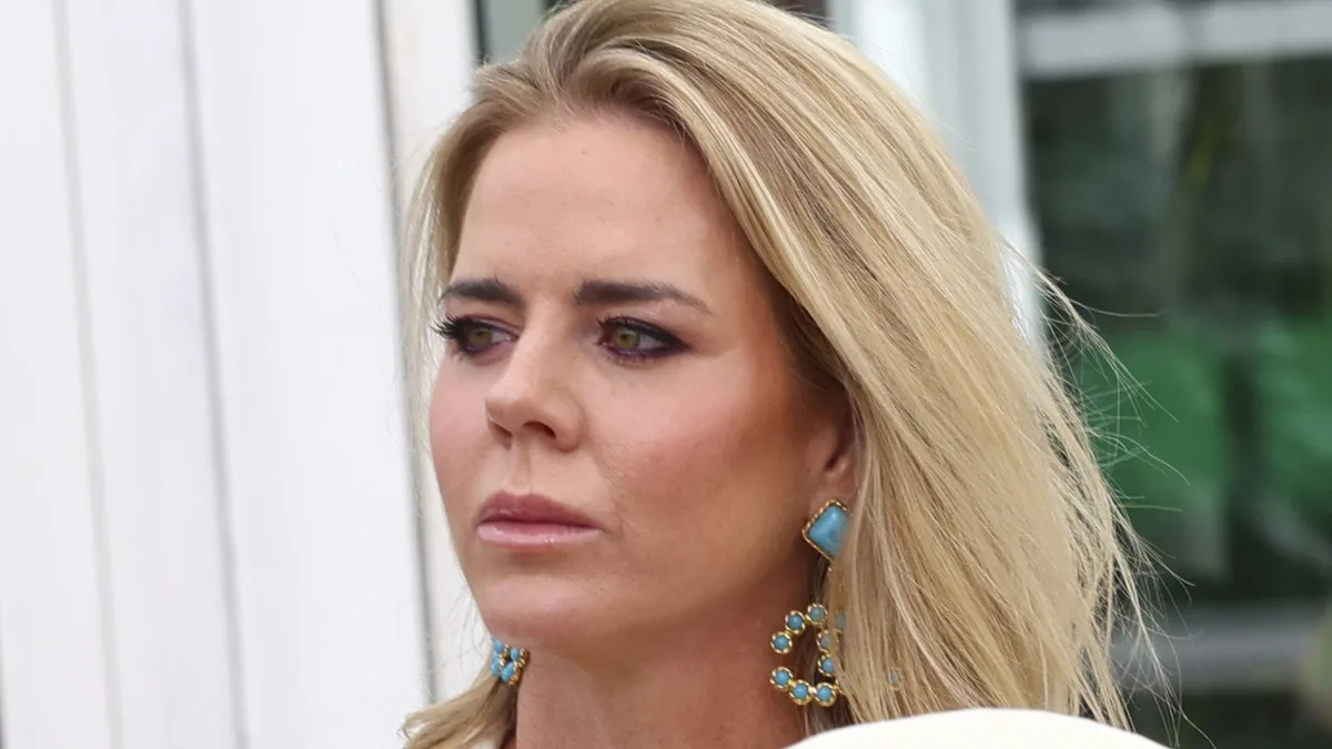 Amelia Bono da con la fórmula perfecta para el otoño: cómo combinar blanco y chocolate con una cazadora de Zara