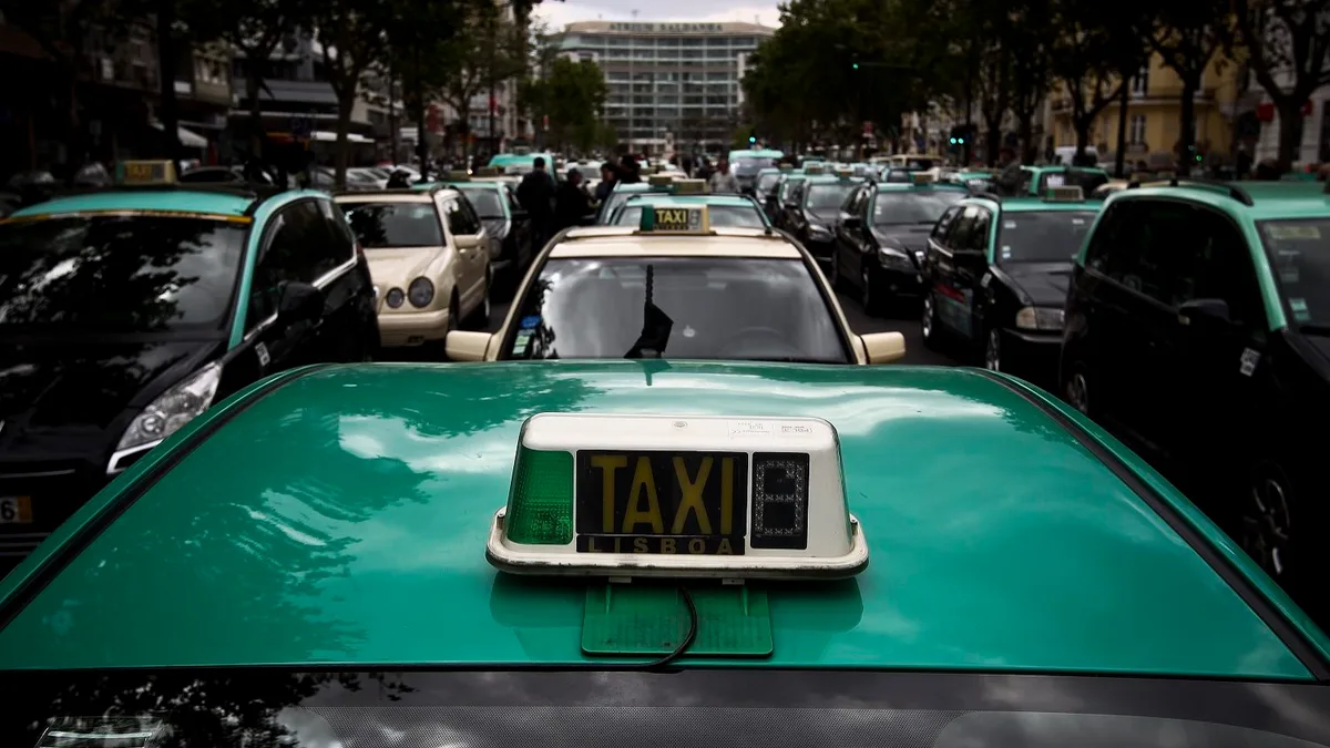 DECO questiona legalidade da tarifa fixa dos táxis no aeroporto de Lisboa