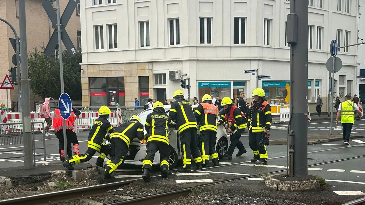 Unfälle: U-Bahn kollidiert mit Auto in Frankfurt