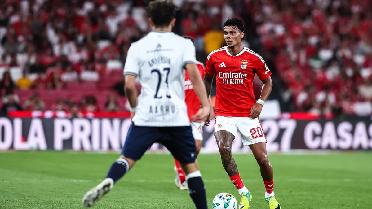 Premier League atenta à situação de Richard Ríos no Benfica