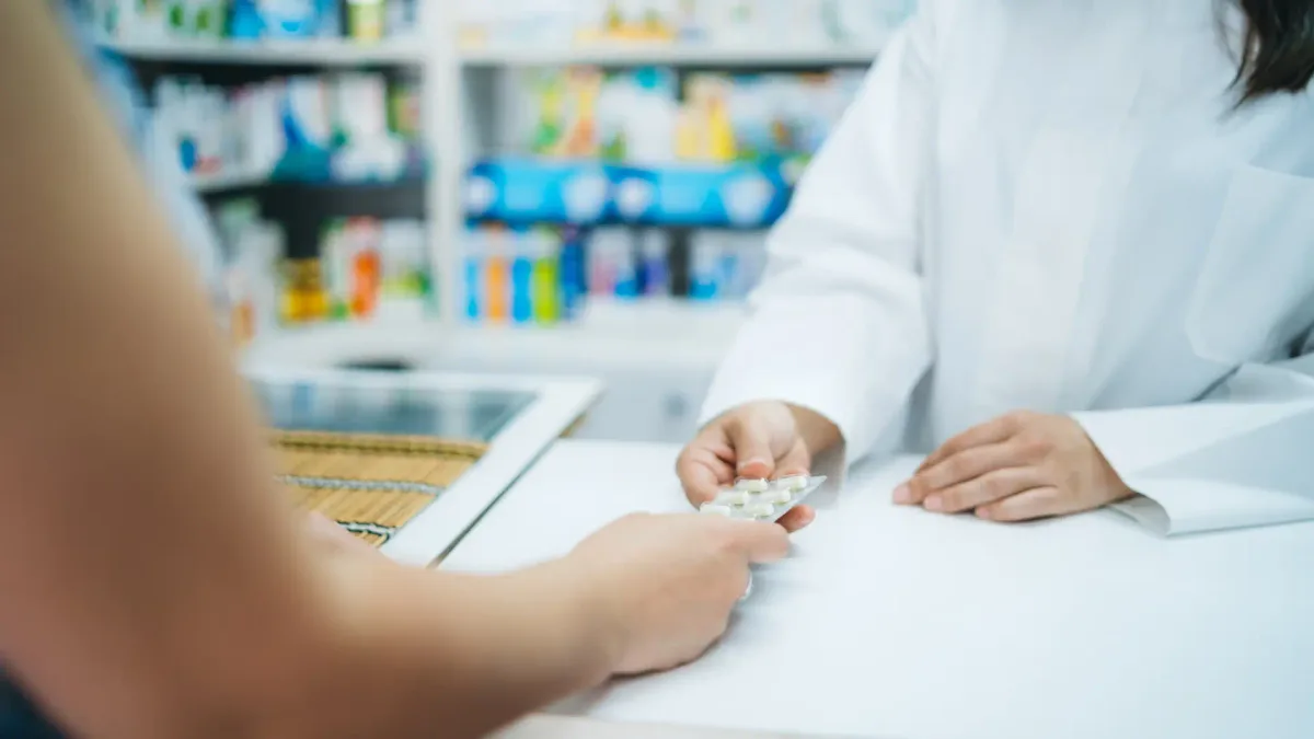 Una mujer en terapia hormonal para la menopausia impulsa una campaña para frenar el desabastecimiento de su medicación