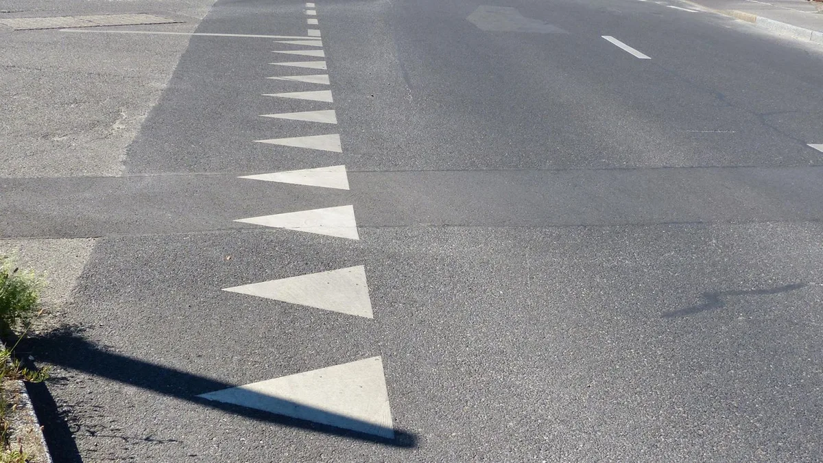 Verkehrszeichen: Haifischzähne: Was bedeutet diese Fahrbahnmarkierung?