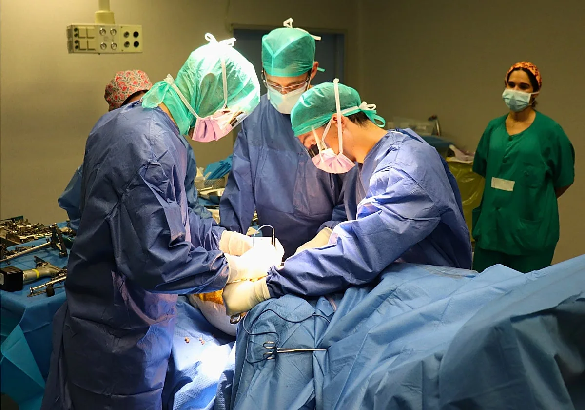 El Hospital San Juan de Dios del Aljarafe implanta diez prótesis de caderas en una sola operación