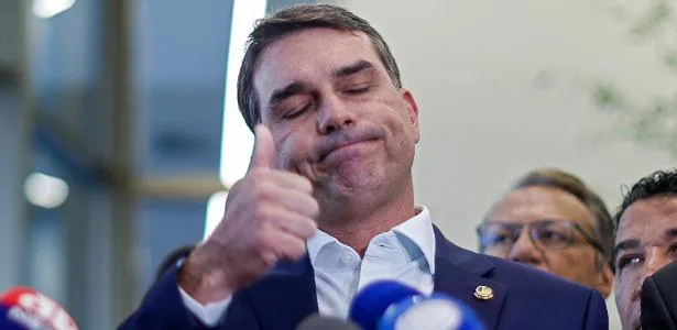 Rastro pegajoso persegue pose de limpinho de Flávio Bolsonaro
