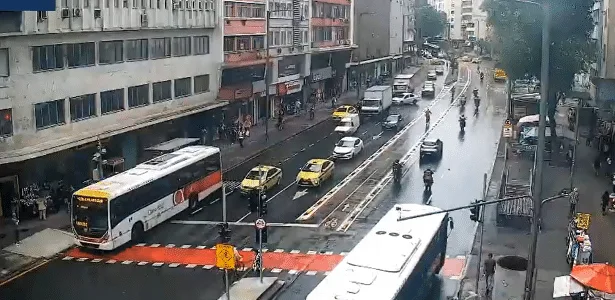 Ventos de até 76 km/h atingem o Rio e derrubam árvores e poste