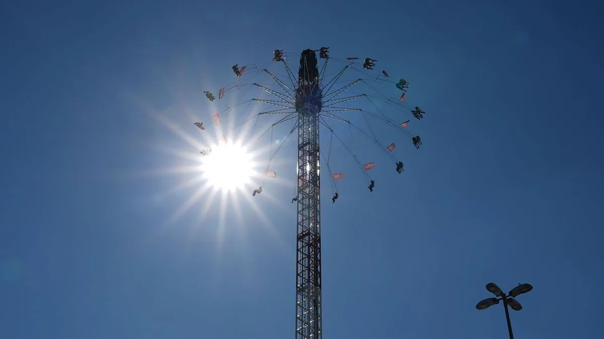 Sommerdom: Menschen hängen im Kettenkarussell auf Hamburger Dom fest