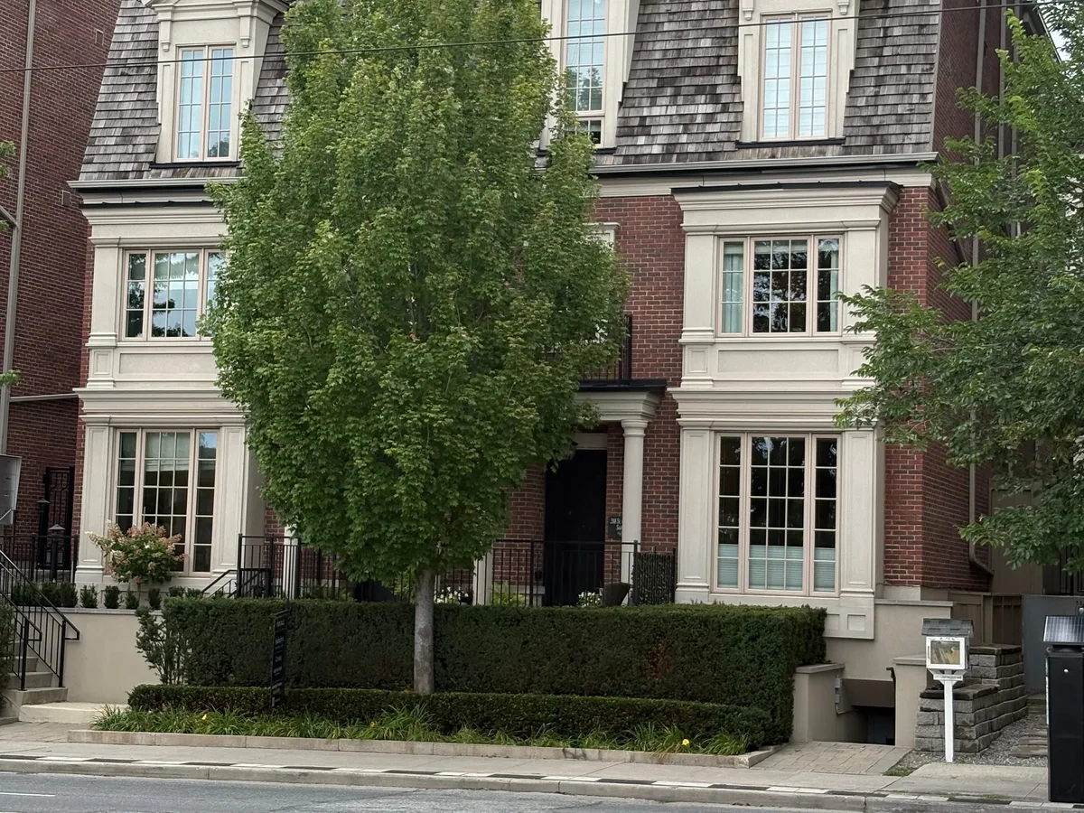 Townhouse on St. Clair West sells quickly near asking price