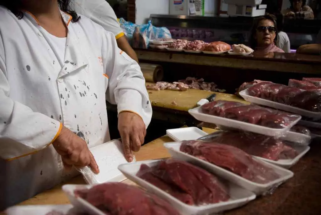 Vuelve el pago en dólares a mercados de Caracas para aprovechar ofertas ante la inflación