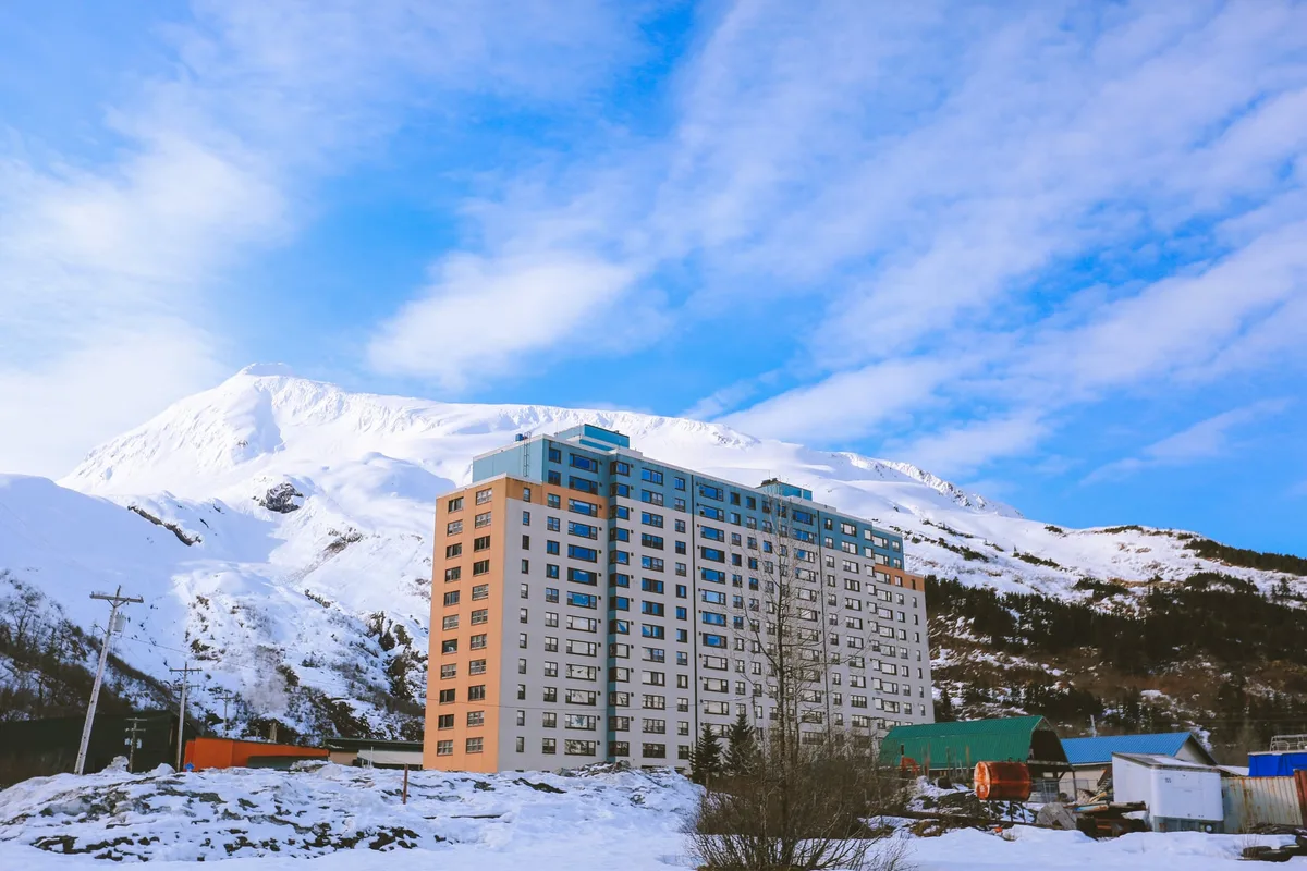 El remoto pueblo de EEUU en el que todo el mundo vive en el mismo edificio: es una microciudad vertical de 1956 donde no hace falta salir a la calle