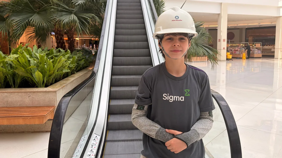 Garoto de 12 anos viraliza como 'especialista' em escadas rolantes e elevadores; veja VÍDEO