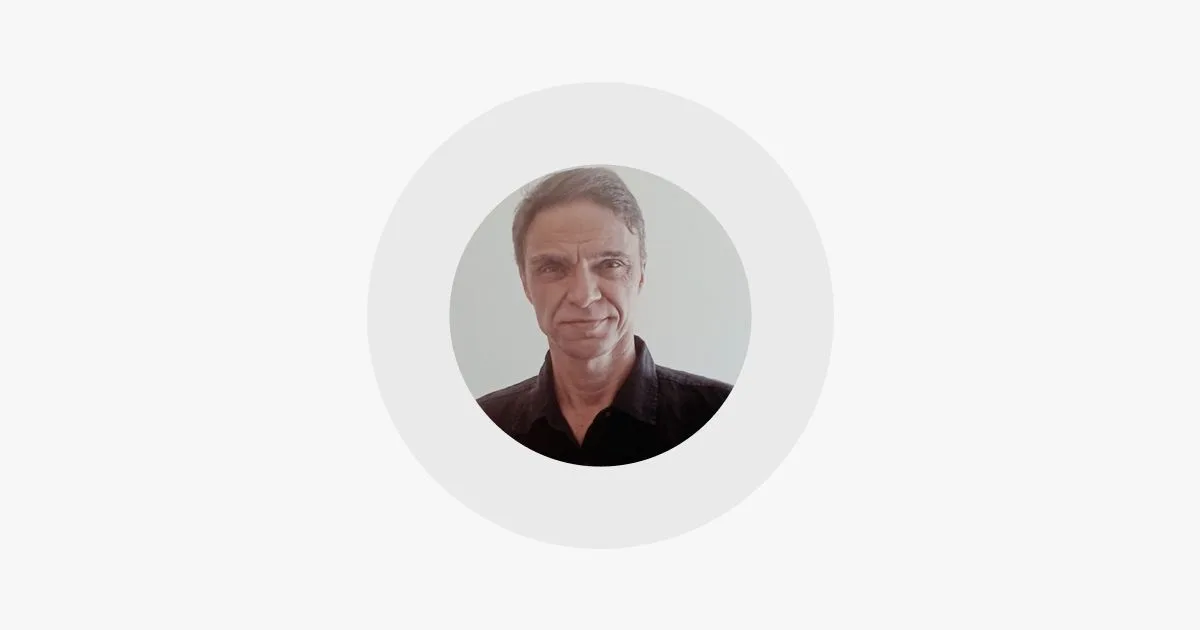 A democracia também se constrói fora da política