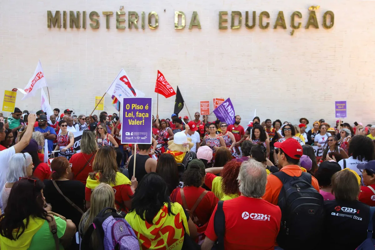 Quem investiu mais na educação: Lula ou Bolsonaro?