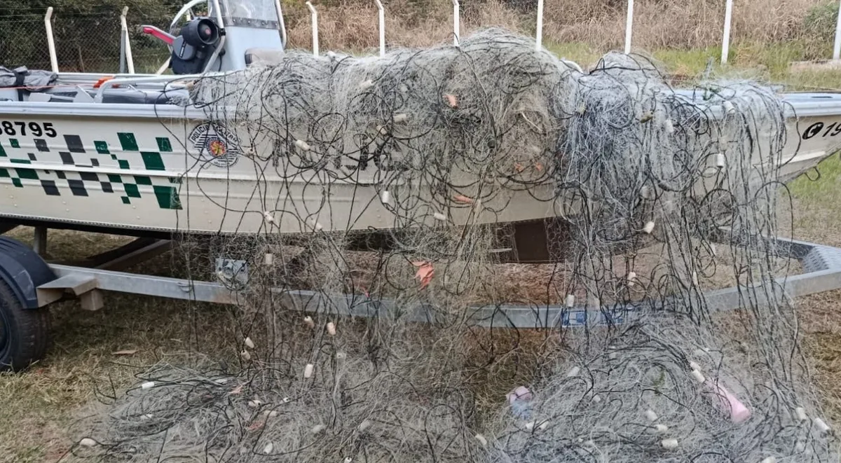 Polícia Ambiental apreende redes de pesca armadas irregularmente em lago de hidrelétrica em Presidente Epitácio