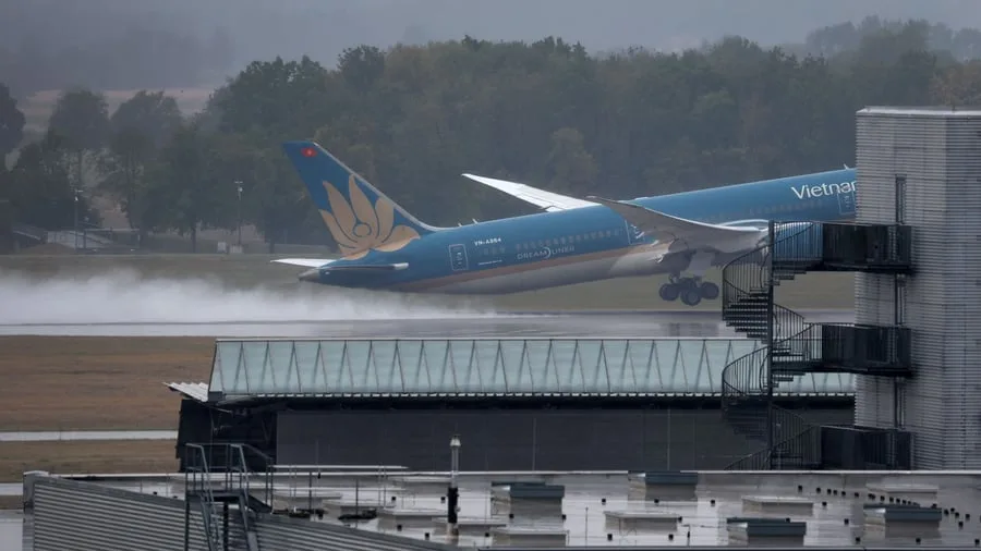 Luftverkehr: Reifenspuren am Pistenende – Bundesbehörde rekonstruiert Boeing-Vorfall