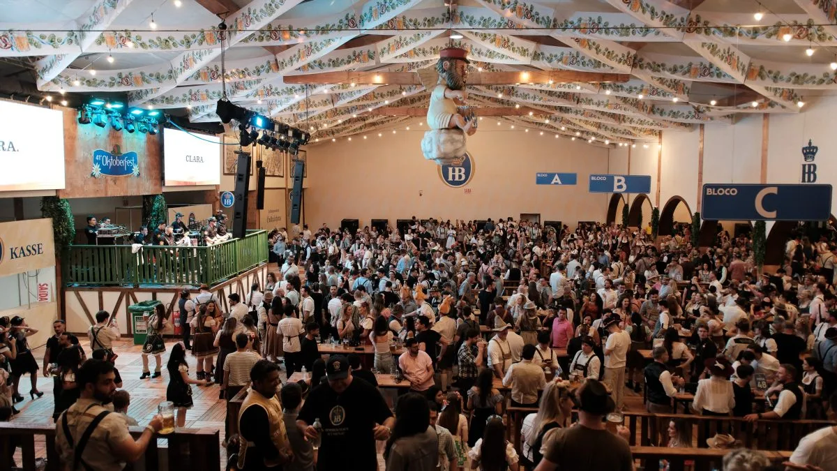 Novo espaço da Oktoberfest Blumenau inspirado nas tradicionais tendas alemãs deixa de cobrar taxa extra de R$ 8 e muda acesso dos visitantes