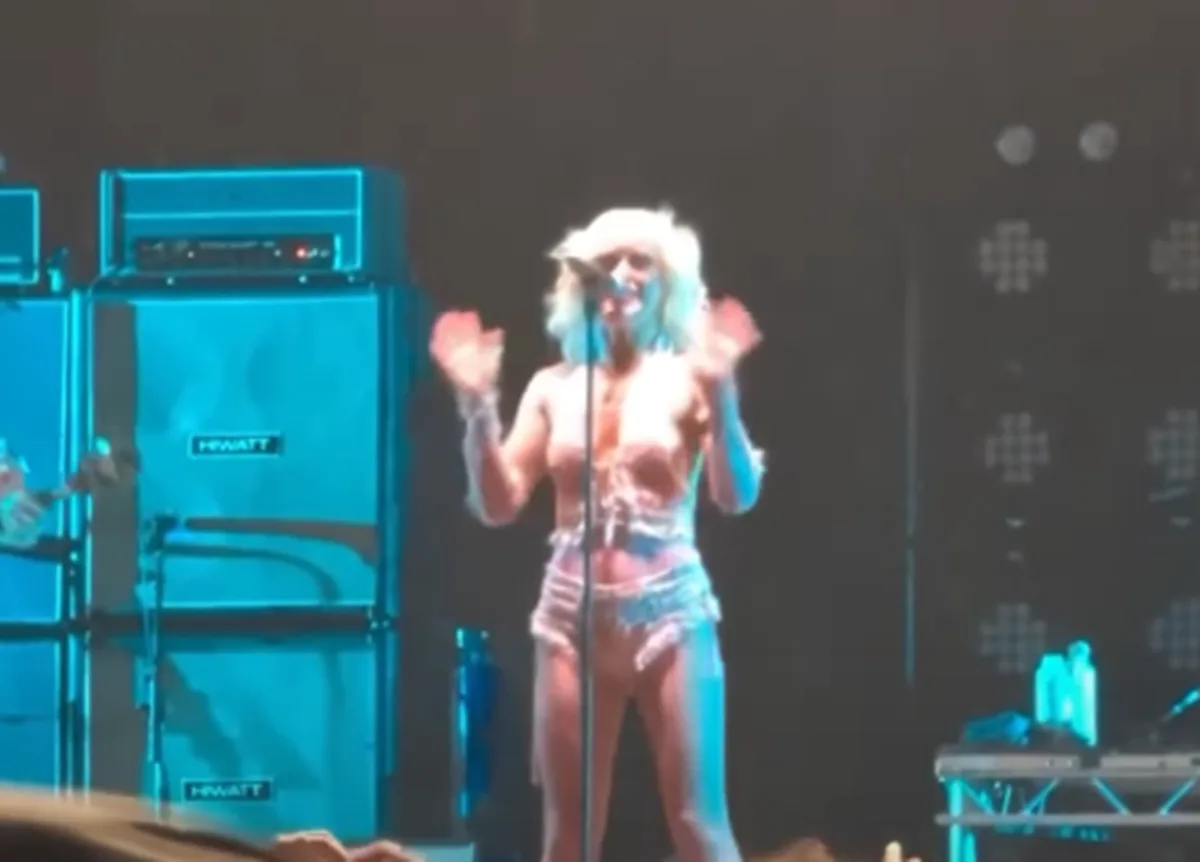Amy Taylor, do Amyl and the Sniffers, se emociona ao celebrar Dolly Parton