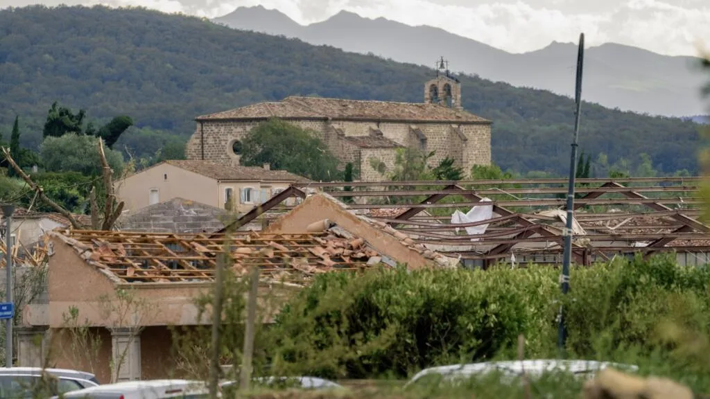 Un village de l'Aude, dans le sud de la France, dévasté par une tornade
