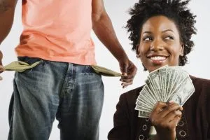 Millennials e geração Z preferem terminar relacionamento a assumir dívida do parceiro