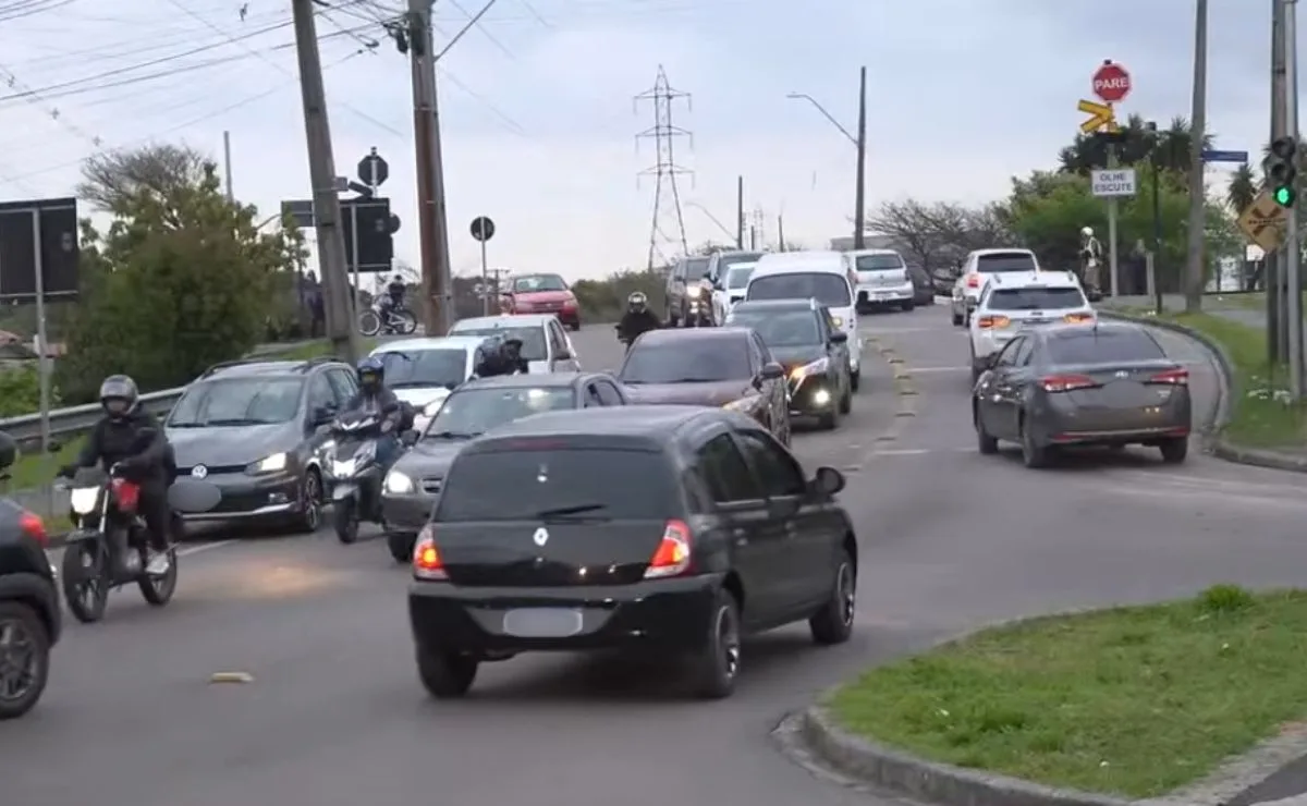 Vídeos mostram acidentes frequentes em cruzamento no Cajuru e moradores cobram melhor sinalização; Setran se manifesta