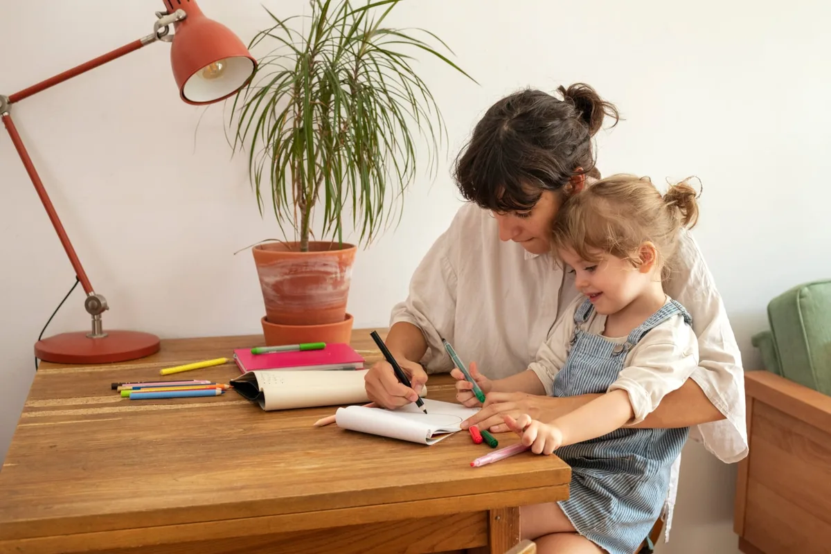 Paritaria con aumento: cuánto cobran las niñeras y cuidadores de adultos en octubre de 2026