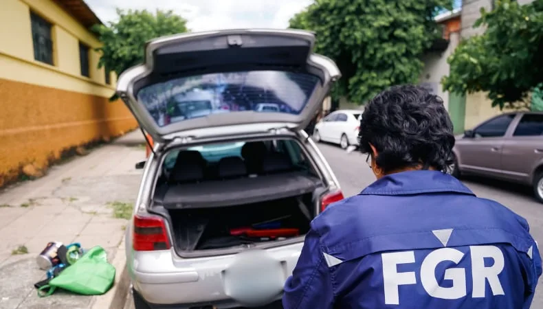 Capturan a tres presuntos integrantes de red de narcomenudeo tras persecución en San Salvador