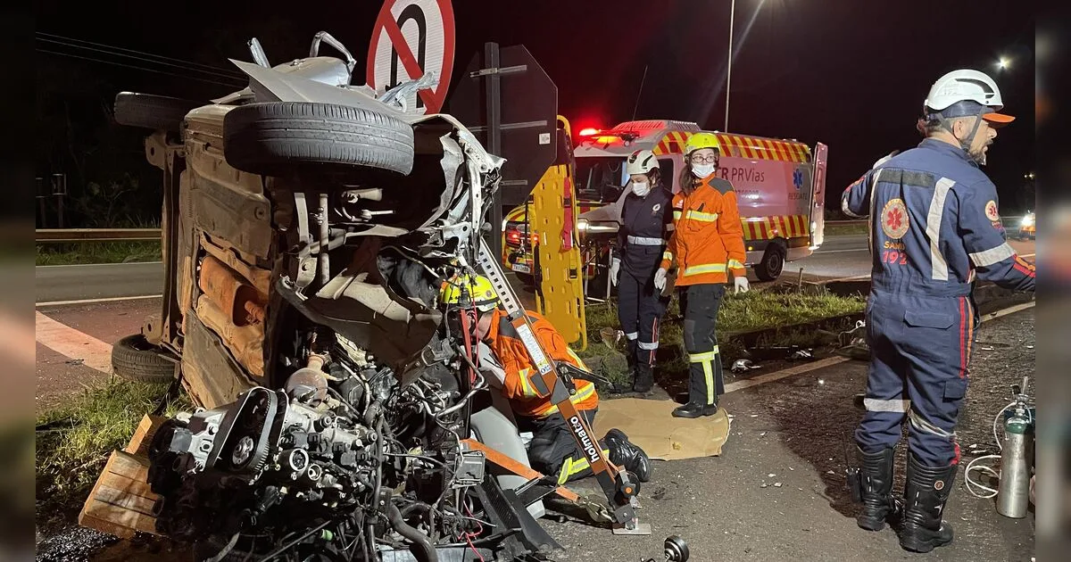 Motorista fica ferido após colidir com carreta e capotar carro na BR-369 em Arapongas