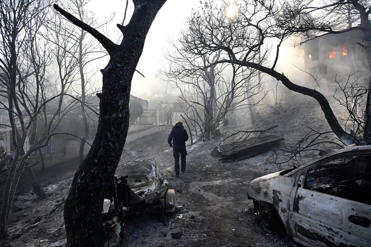 Dos muertos y cuatro heridos en un incendio en la isla griega de Salamina