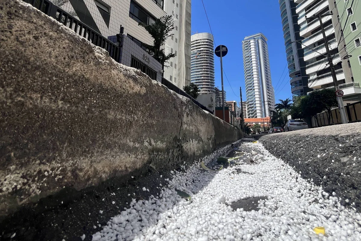 Espalhadas pelo ar, partículas de isopor se acumulam em ruas e piscinas de região de Fortaleza