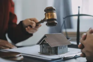 Rejeição de manutenção de posse de imóvel não gera ordem automática de desocupação