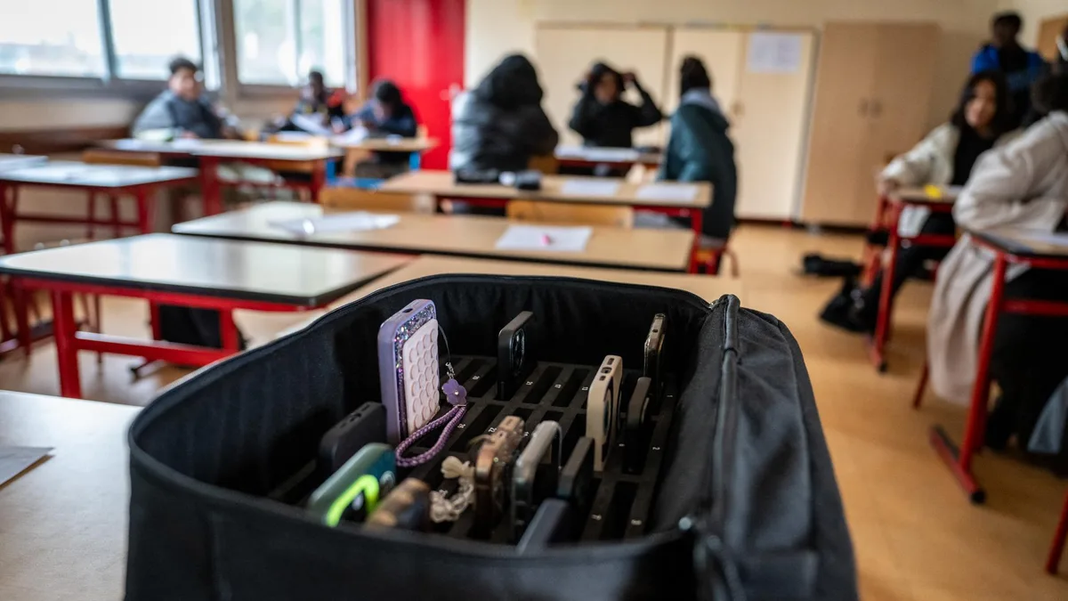 Sur l’interdiction des portables au lycée, le gouvernement maintient son calendrier