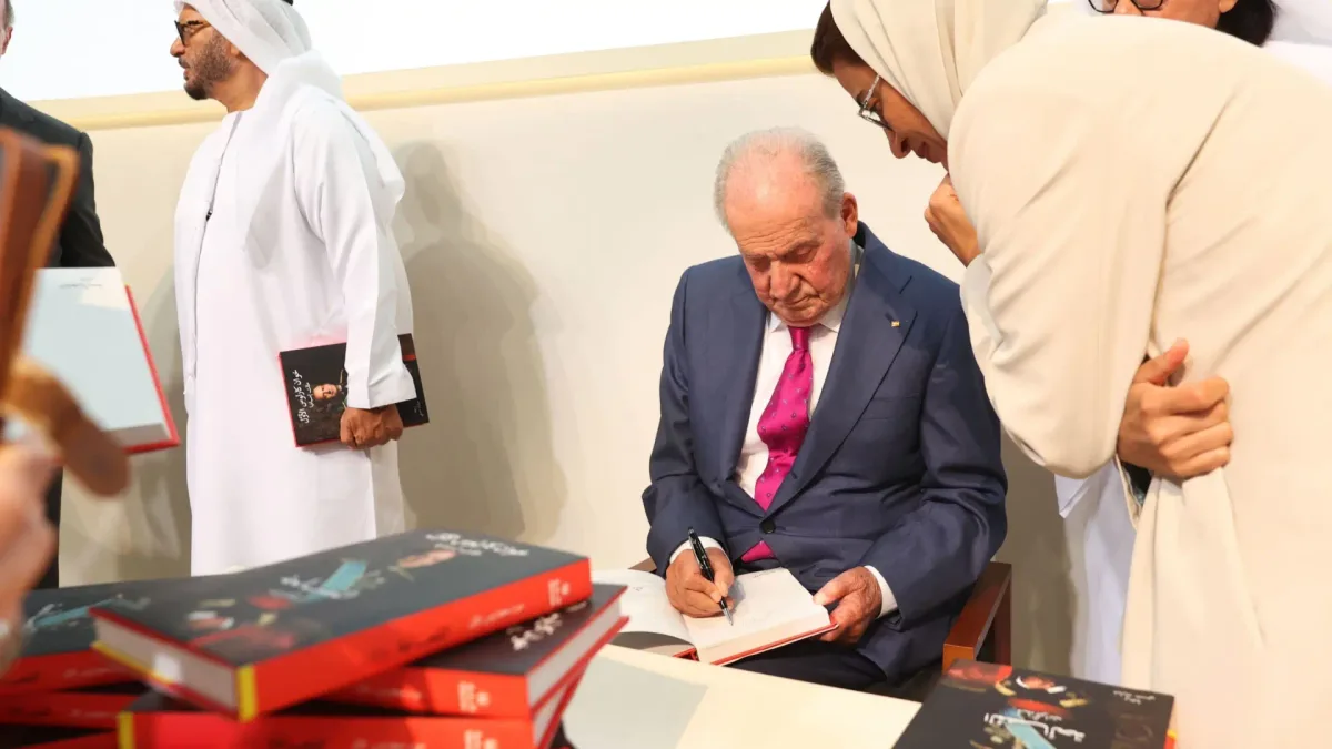 El rey Juan Carlos presenta sus memorias, 'Reconciliación', traducidas al árabe, en la Feria del Libro de Abu Dabi