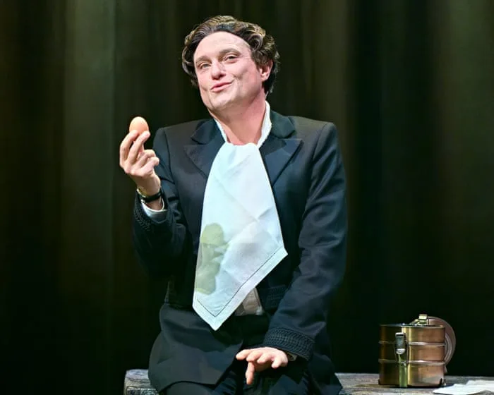 Twelfth Night review – Mathew Horne oozes arrogance as a brilliantly buttoned-up Malvolio
