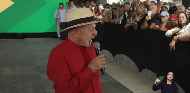 Lula faz aceno a caminhoneiros, critica Zema e chama Bolsonaro de 'coisa'
