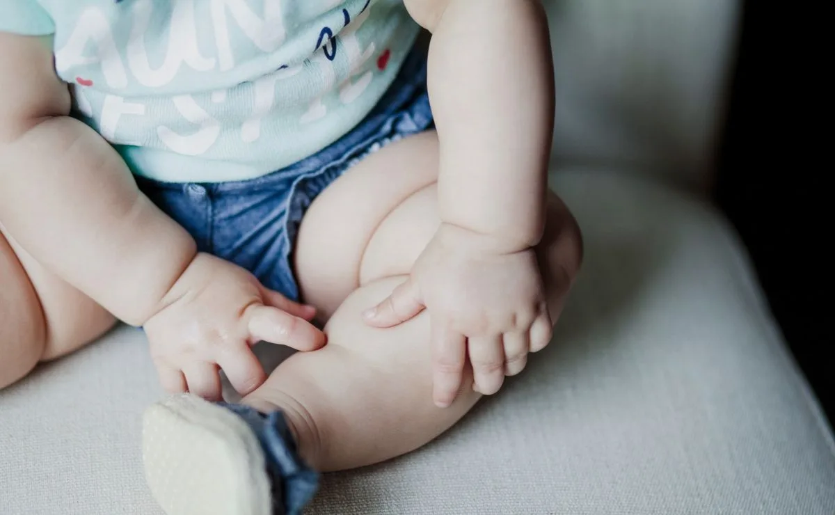 Bebê de um ano engasga em creche, passa por uma hora de reanimação, mas pai o encontra morto ao buscá-lo