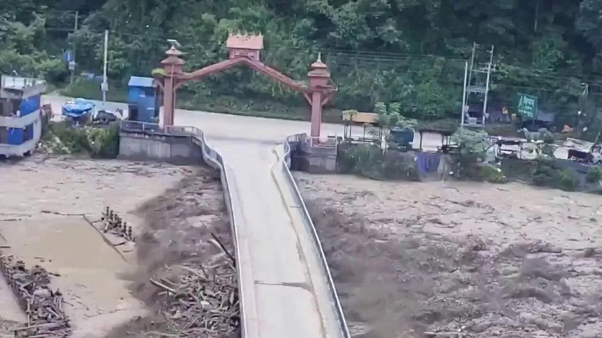 Al menos 27 puentes destruidos y una hidroeléctrica afectada tras la riada masiva en Nepal