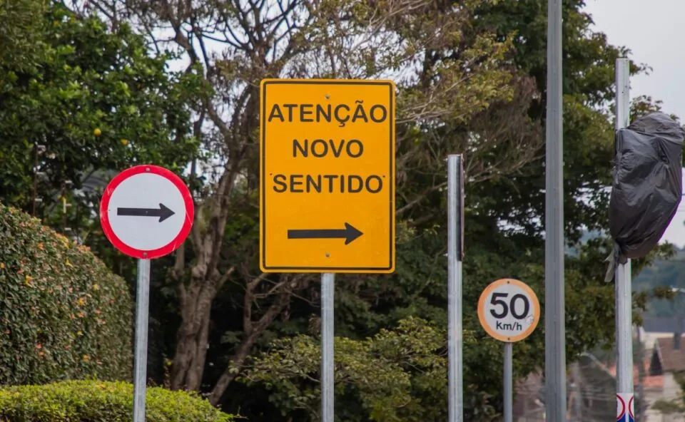 Motoristas precisam ficar atentos: rua de Curitiba muda de sentido nesta quarta-feira; veja o que muda no trânsito