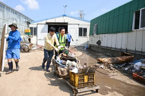 정청래 전 민주당 대표, 거제 찾아 수해복구 봉사활동