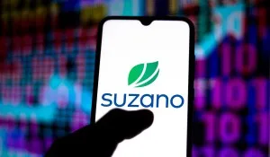 Suzano ou Klabin: por que os analistas têm preferido SUZB3?