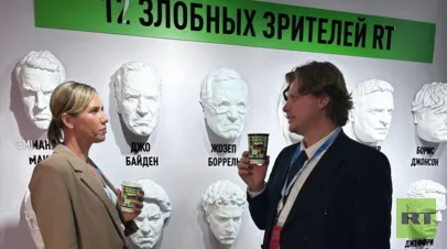 Олимпийские пловцы Фесикова и Красных выпили «МОКачино» на стенде RT на ВЭФ