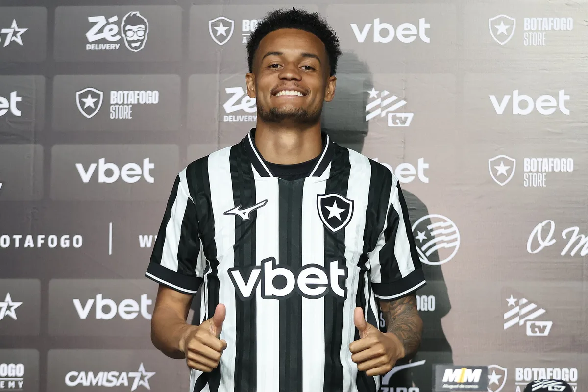 Paulinho sofre lesão na coxa em treino e vira desfalque no Botafogo