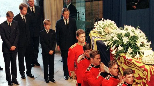 Britische Royals: Buch von Dianas Bruder: Schwere Vorwürfe gegen König Charles