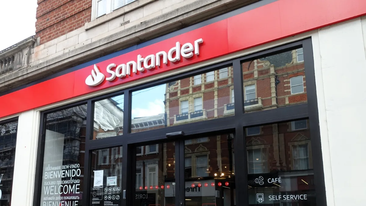 Santander adianta em um ano a meta de 1 bilhão de euros com inteligência artificial; diretor revela qual o papel do Brasil nessa corrida
