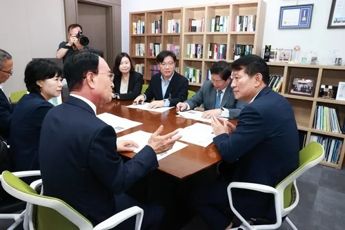 [동정] 박동식 사천시장, 국회 찾아 우주항공 특별법 제정 촉구